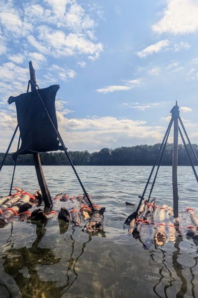 2 selbstgebastelte kleine FLoße mit Segeln auf einem See