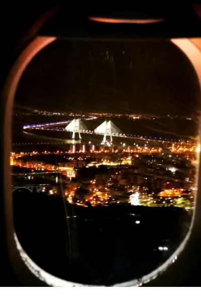 Blick vom Flugzeug aus bei Nacht auf die Brücke bei Lissabon