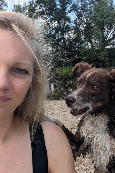 links blonde Frau, rechts brauner Miniature Australian Shepherd